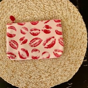 ❤ Ipsy Kisses Makeup Bag
